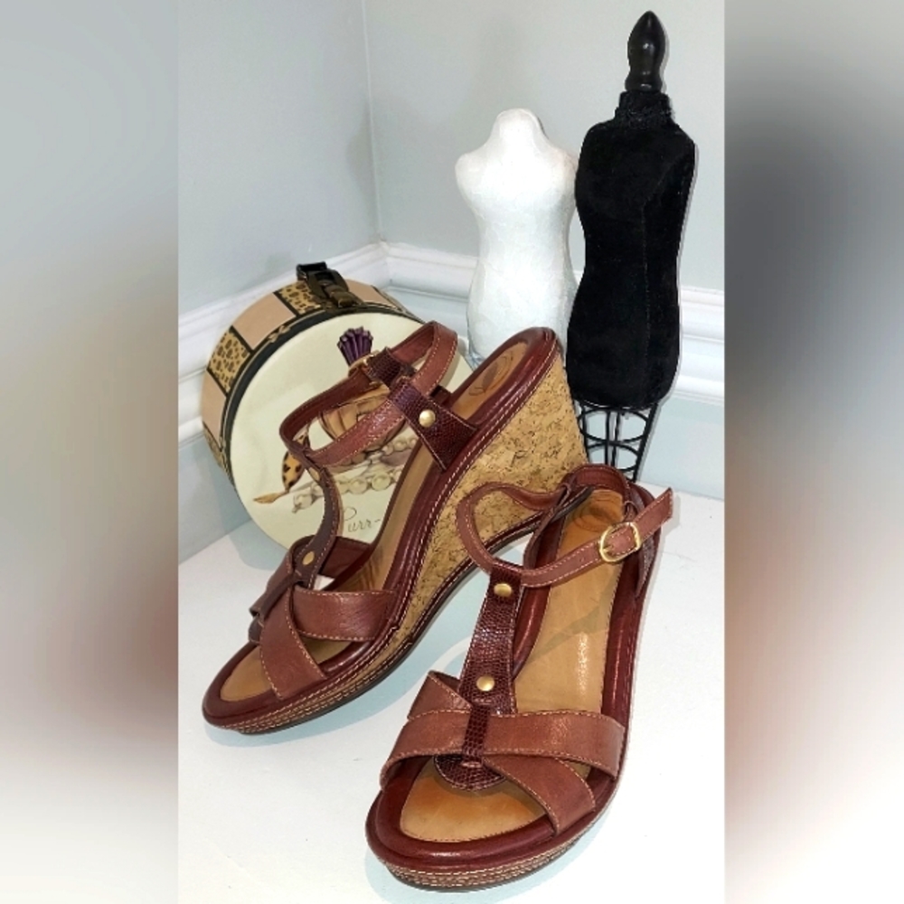 Nurture Hawkins T Strap Brown Leather Sandals Pre-owned